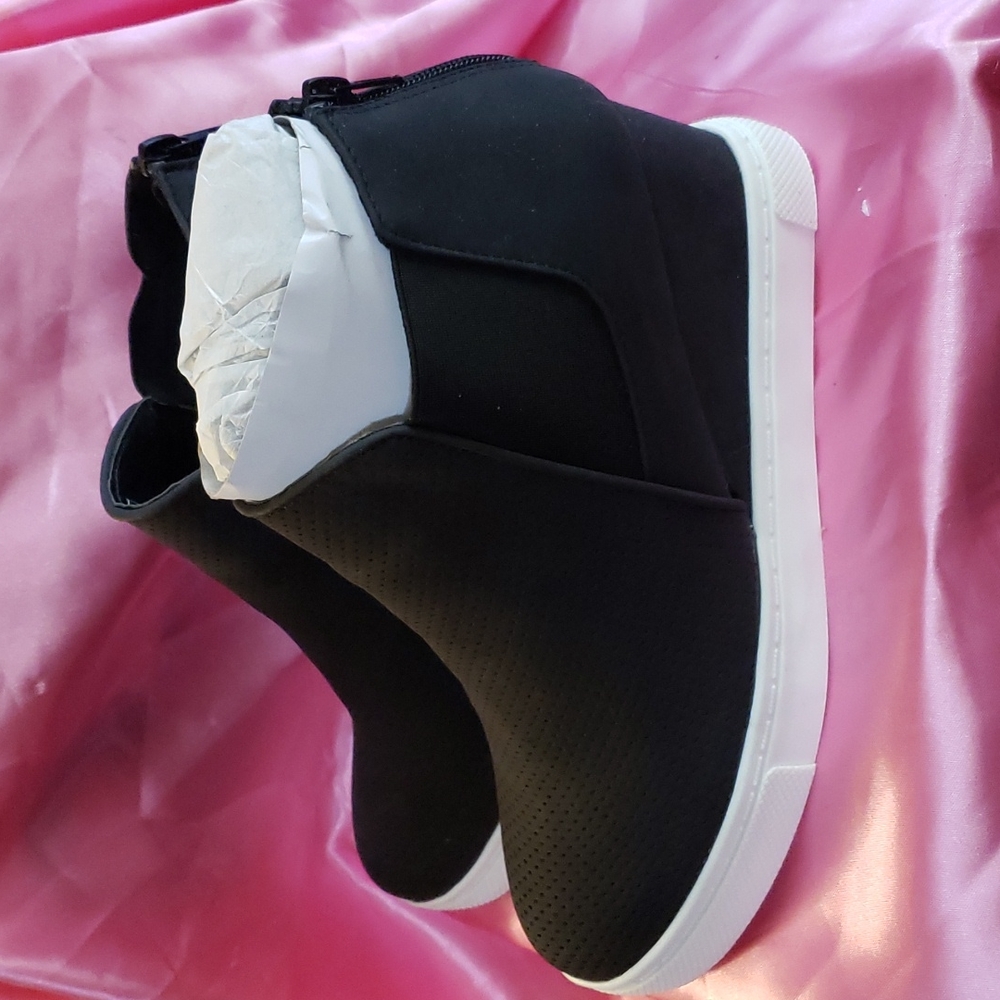 SHOES - Picture 5 of 8